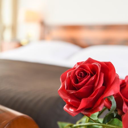 Hotel Vittoria Brescia Eksteriør bilde A red rose