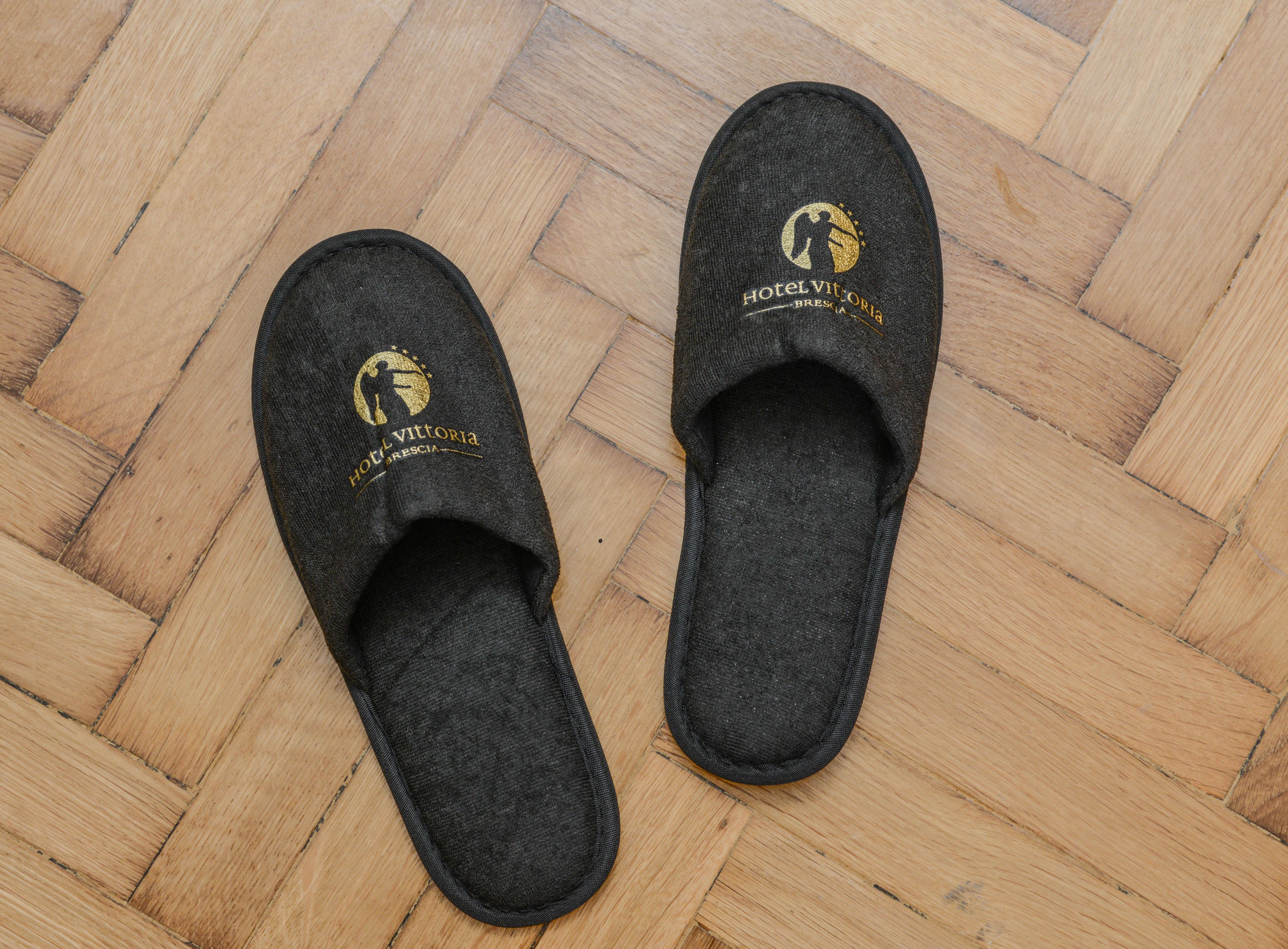 Hotel Vittoria Brescia Eksteriør bilde A pair of hotel slippers