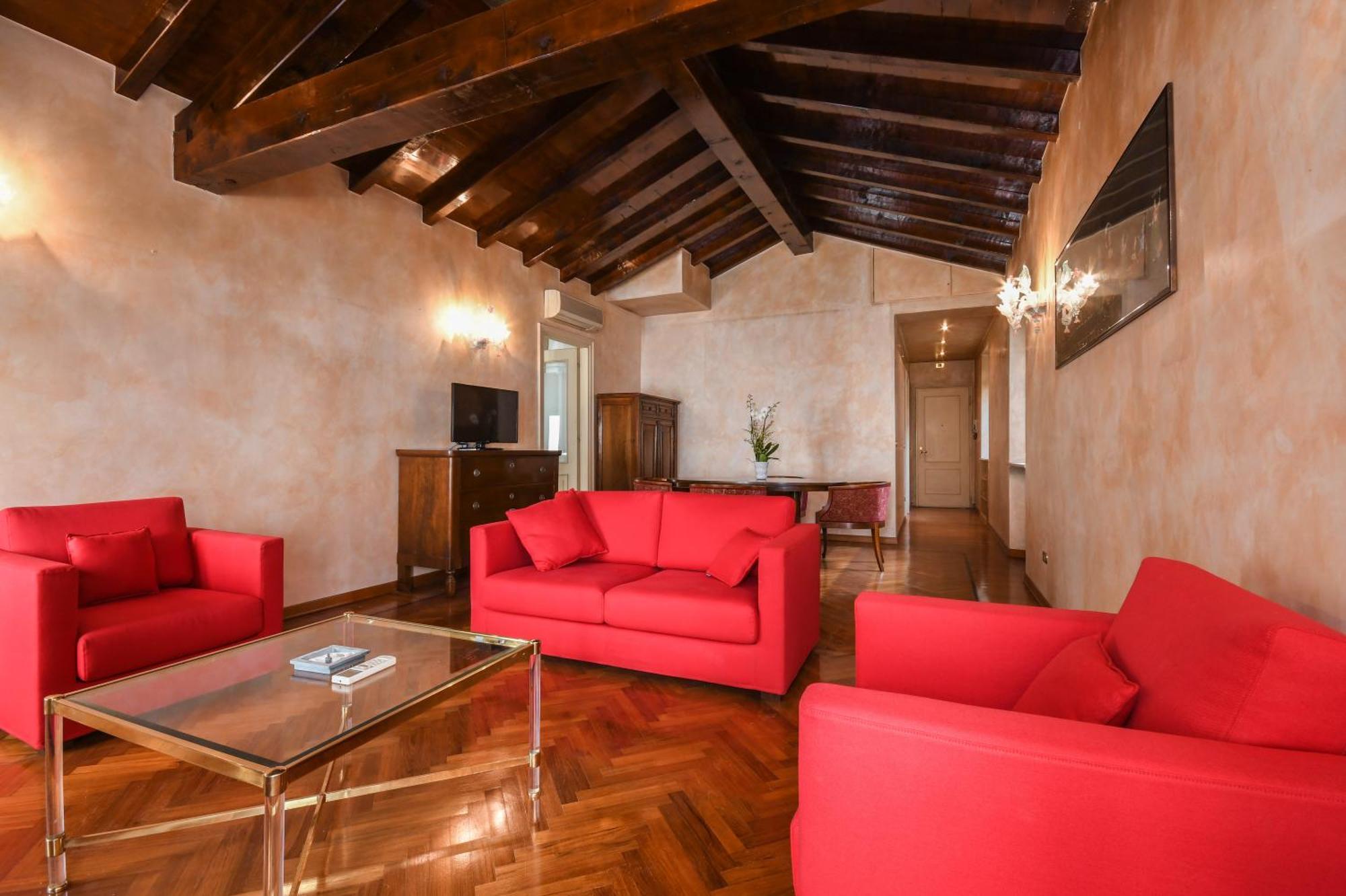 Hotel Vittoria Brescia Eksteriør bilde A living room in a suite at the Hotel Excelsior