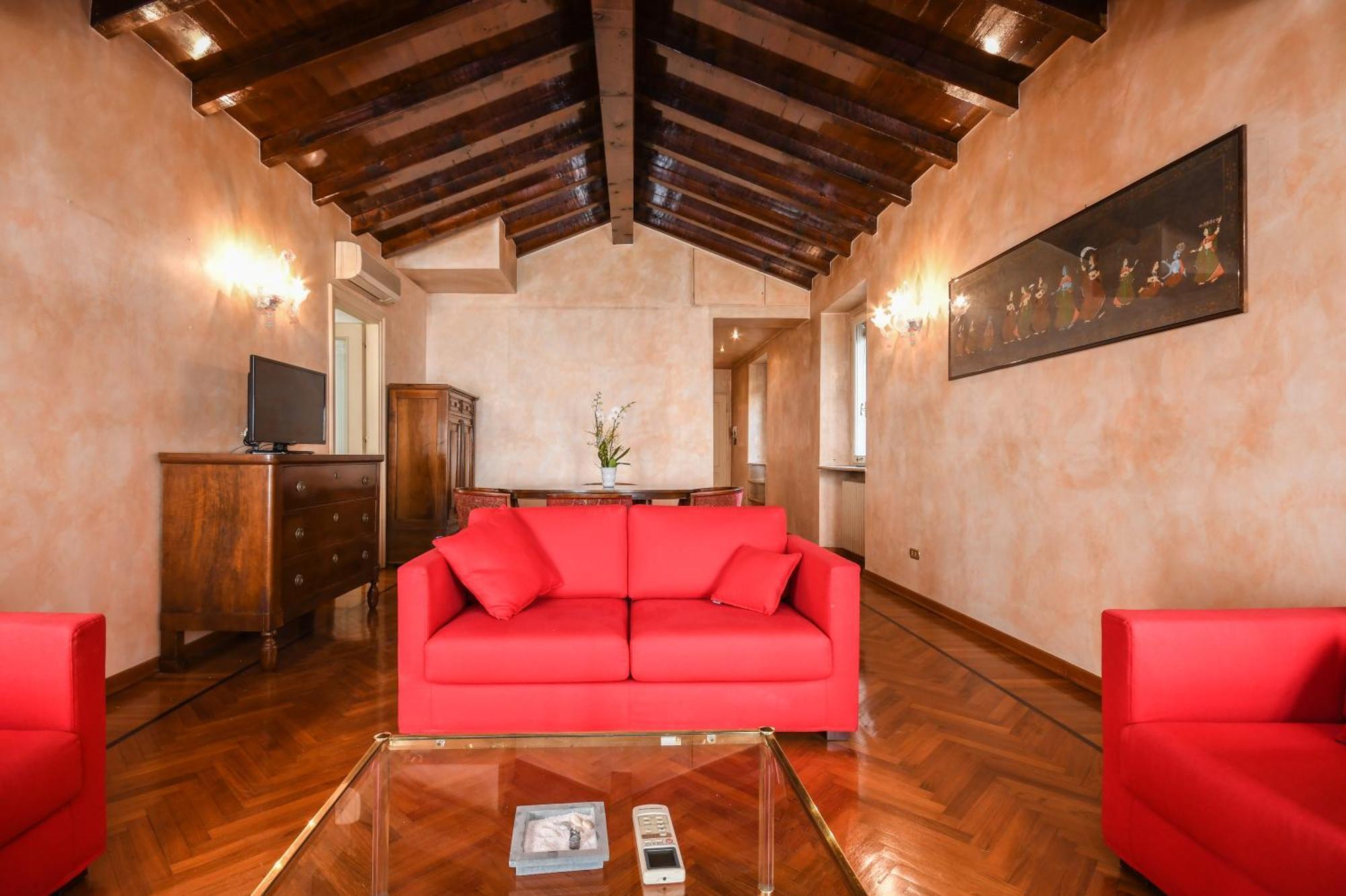 Hotel Vittoria Brescia Eksteriør bilde A living room in a suite at the hotel